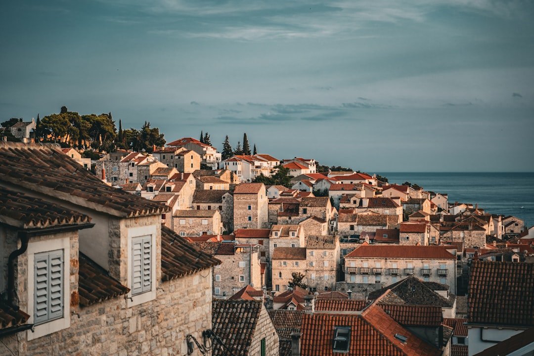 Solarni paneli na krovu kuće u Hrvatskoj