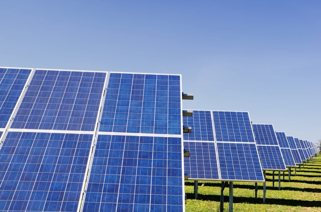 1. Solarni paneli na krovu obiteljske kuće s pogledom na mediteranski krajolik.