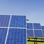 1. Solarni paneli na krovu obiteljske kuće s pogledom na mediteranski krajolik.